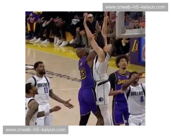 詹姆斯28+10+12创最年长三双纪录，湖人主场大胜独行侠