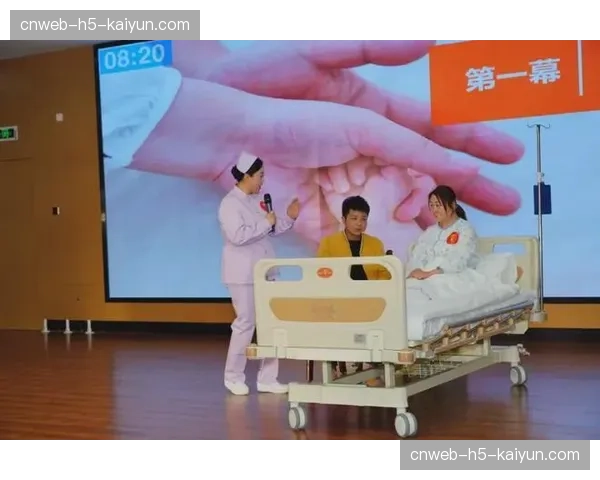 特写：看台上的温情一幕——母亲抱着患病的儿子观看偶像比赛